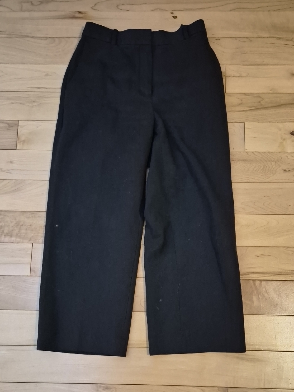Babaton women's Size 4 Black High-Waist Capri Pants